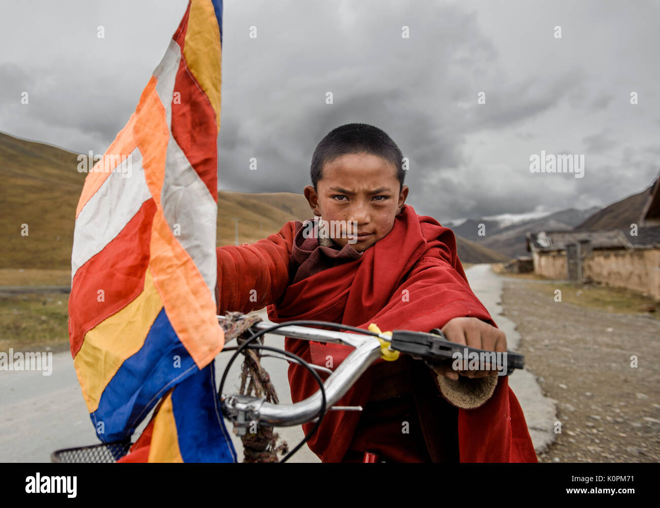 Un petit moine bouddhiste tibétain walric Banque D'Images