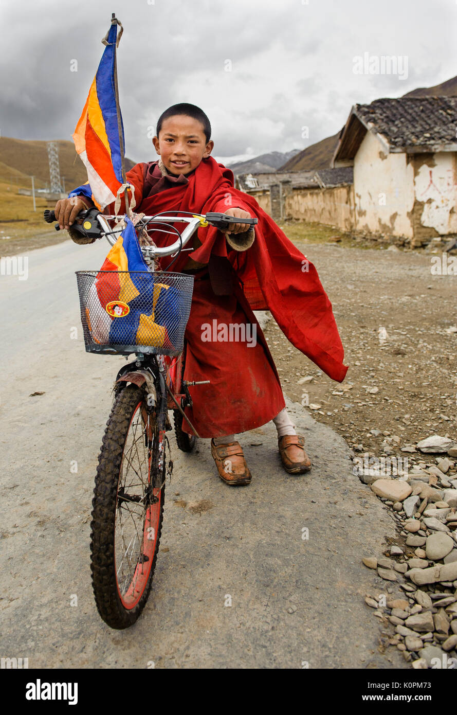 Un petit moine bouddhiste tibétain walric Banque D'Images