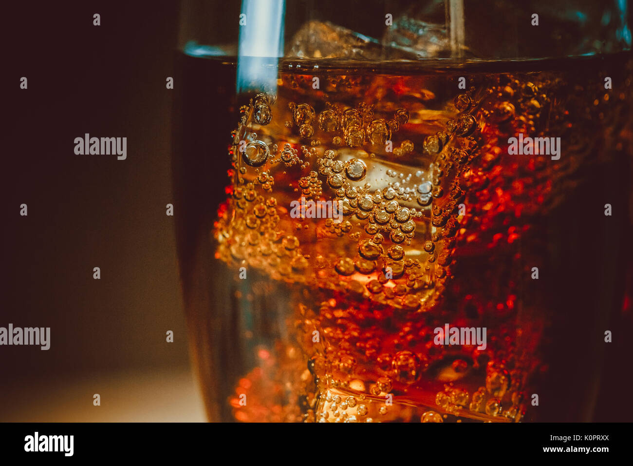 Belle coca avec glaçons close up en verre. dof peu profondes. Banque D'Images