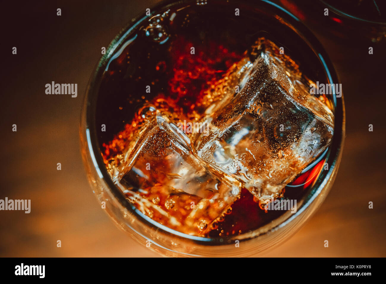 Belle coca avec glaçons close up en verre. dof peu profondes. Banque D'Images