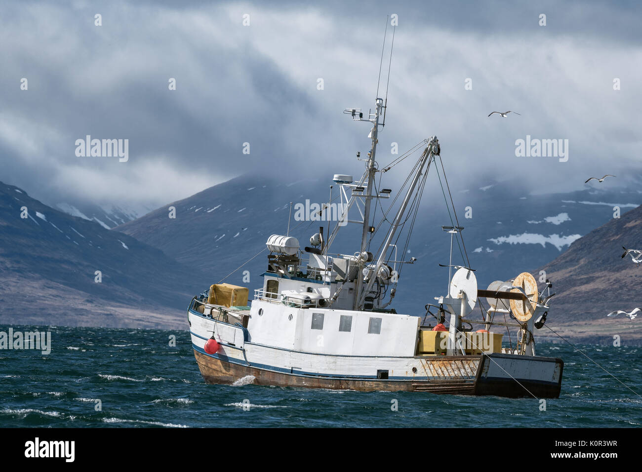 Les voiles des bateaux de pêche dans une tempête à l'Westfjords en Islande Banque D'Images