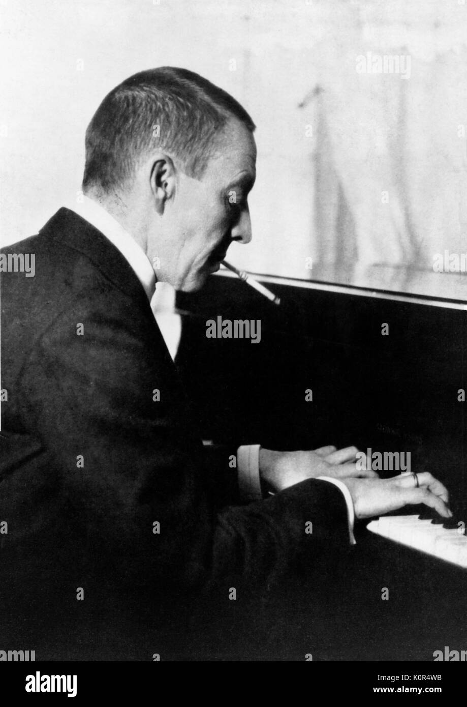 À Sergueï Rachmaninov Piano avec porte-cigarette, les mains sur le clavier. Pianiste et compositeur russe (1873-1943). Banque D'Images