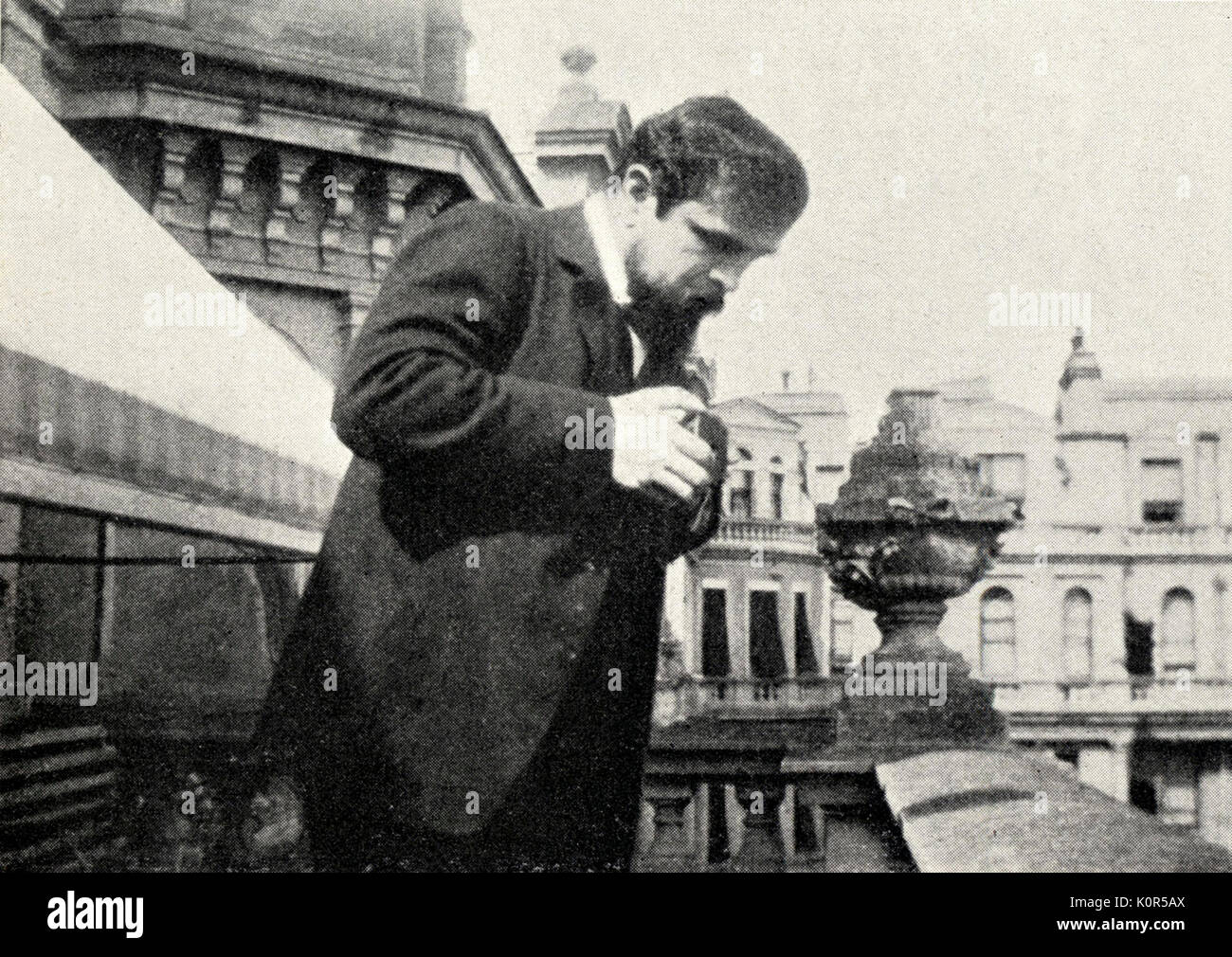 Claude Debussy de prendre une photo sur les marches du Grand Hotel, Eastbourne où il a fini "La Mer", chap. 1904. Compositeur français, 22 août 1862 - 25 mars 1918. Banque D'Images