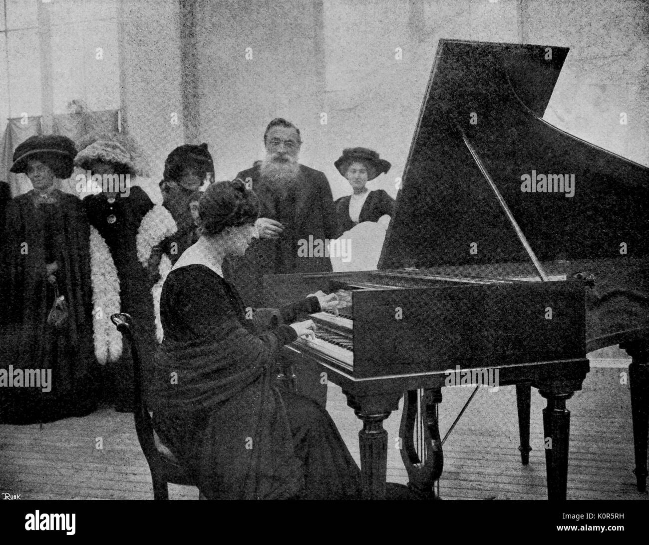 Wanda Landowska, c.1909 jouant le clavecin à Rodin, le sculpteur à Paris.1879-1959. Claveciniste polonaise, pianiste et professeur de recherche de musique. Banque D'Images