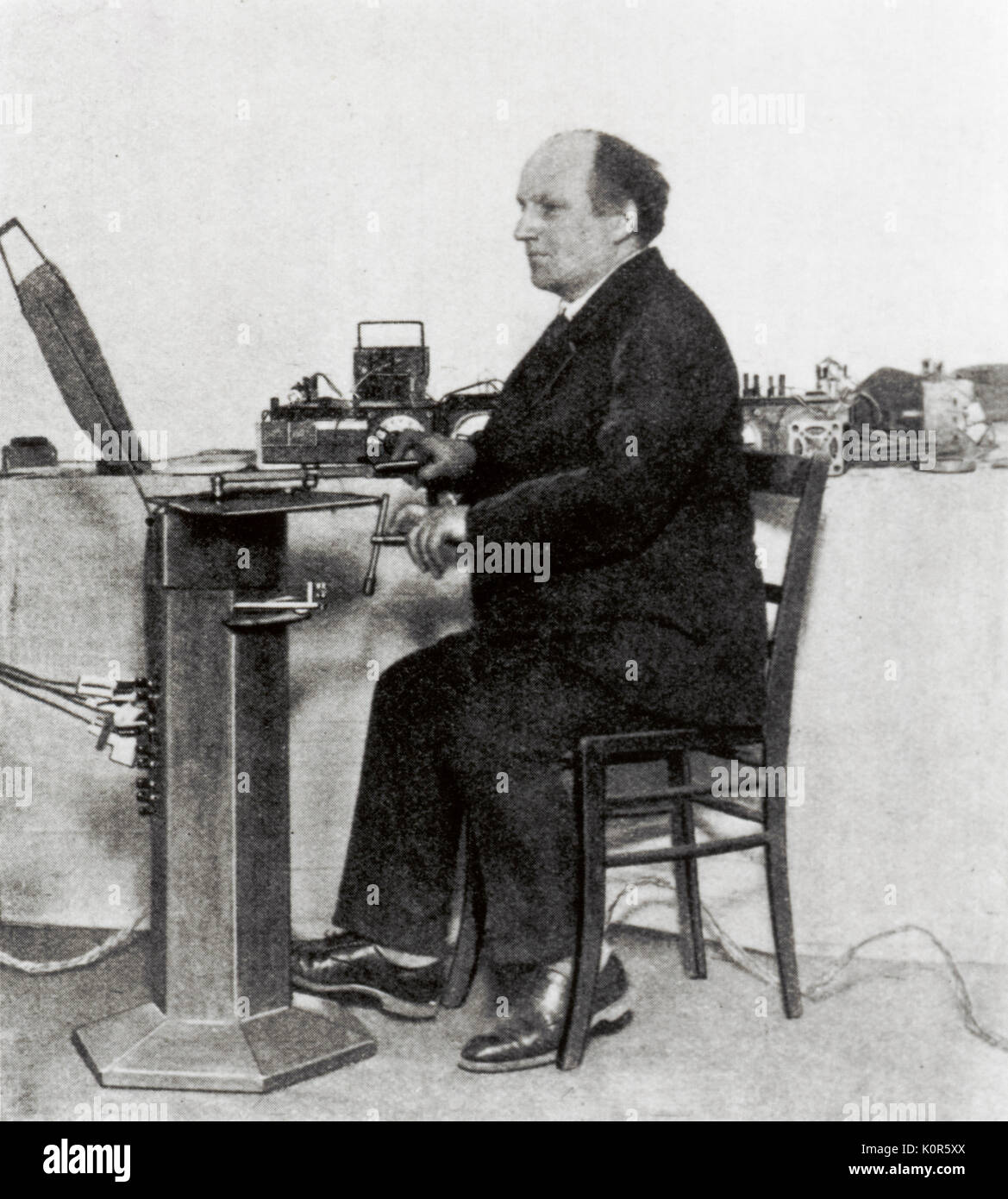 MAGER, son Spharophon avec Jorg MAGER (1880-1939) : De la musique allemande et théoricien pionnier dans la musique électronique. Instruments inventés - Spharophon Elektrophon, et Partiturophon. Banque D'Images