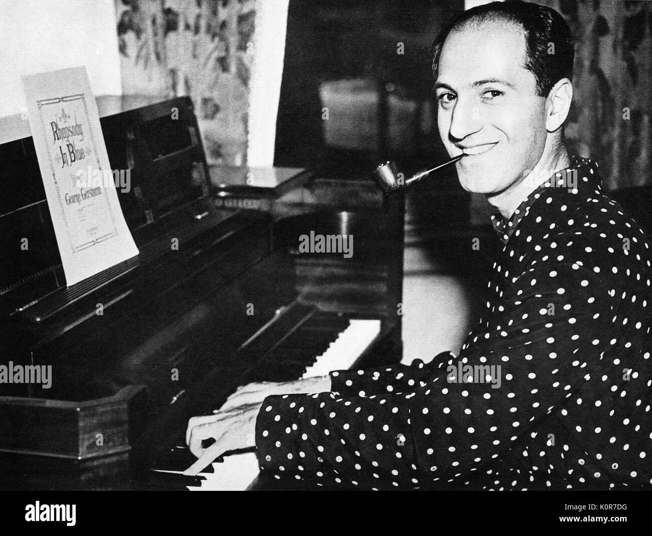 GERSHWIN, George au piano avec la Rhapsody in Blue Note sur le piano.  Janvier 1937 San Francisco pour pratiquer avec cocerts Monteux et l' Orchestre symphonique de San Francisco. Compositeur et pianiste, 26