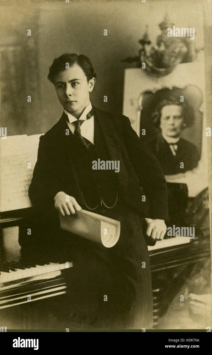 Josef Hofmann - par le piano avec photo de A. Rubinstein derrière lui. 1876-1957 Banque D'Images
