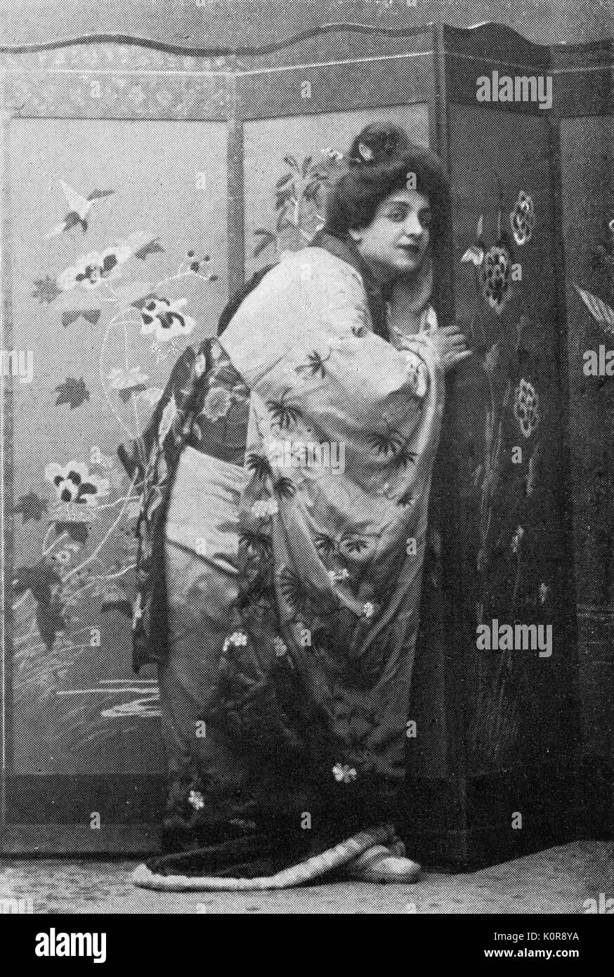 Rosina Storchio - portrait de la soprano italienne comme le papillon à Giacomo Puccini, Madame Butterfly, Acte II. Brescia, 1904 production. Vêtu d'un kimono. RS : 1876 - 1945. GP, compositeur italien : 23 décembre 1858 - 29 novembre 1924. Banque D'Images