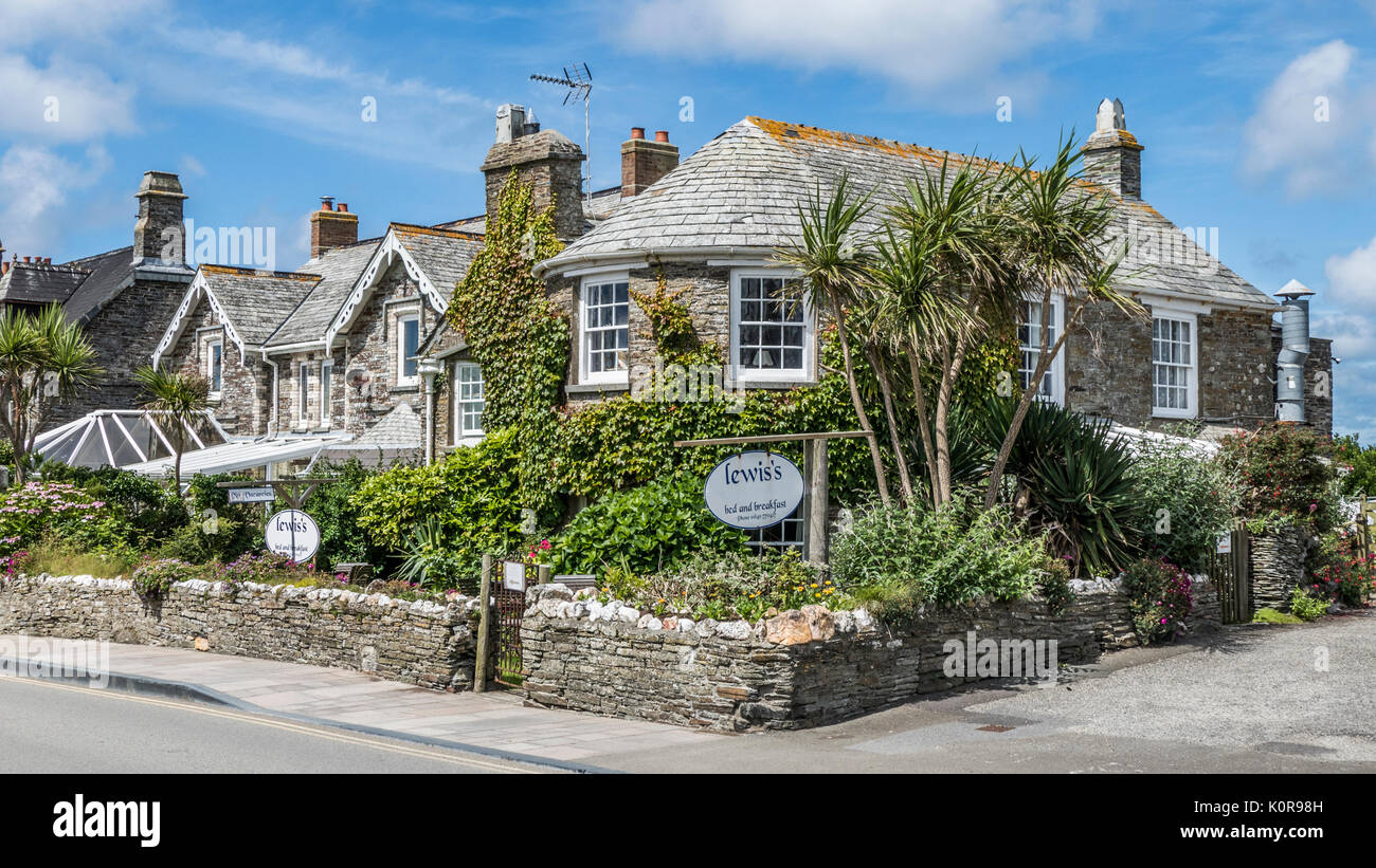 Une belle maison d'angle en pierre du xvie siècle - Lewis's bed and breakfast, dans la petite ville touristique de Tintagel, Cornwall, England, UK. Banque D'Images