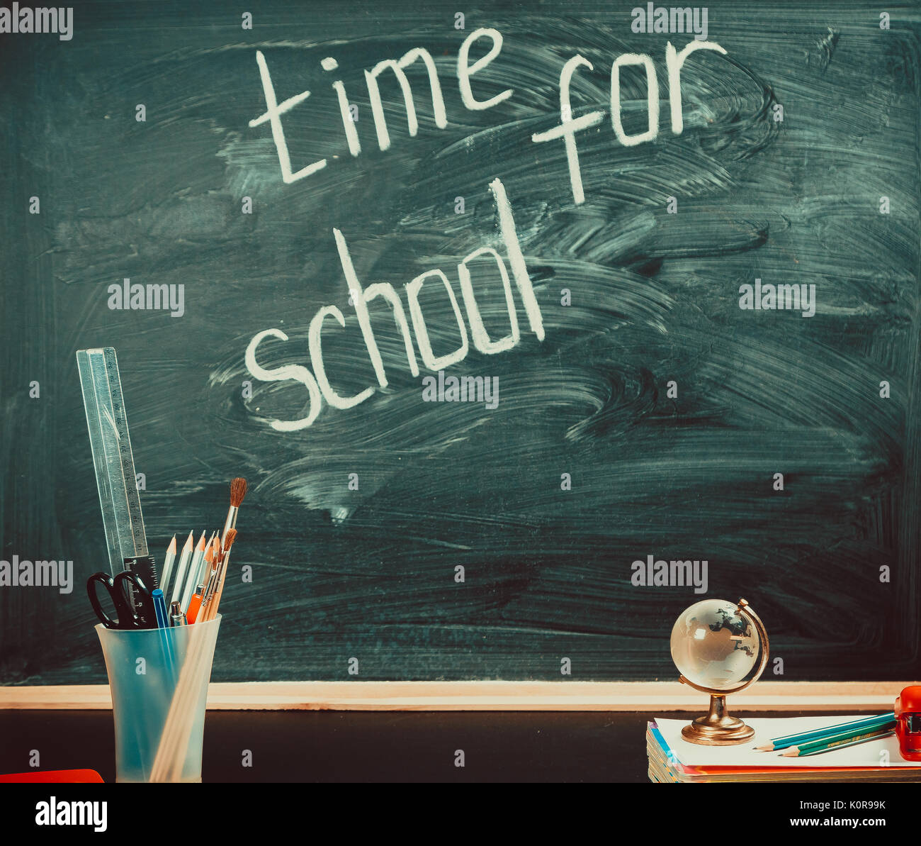 Vieux tableau noir avec des craies, des livres, un globe et un crayon. Une belle toile de fond pour l'éducation, un espace libre pour votre texte. retour à l'école. shallow dof. Banque D'Images Vieux tableau noir avec des craies, des livres, un globe et un crayon. Une belle toile de fond pour l'éducation, un espace libre pour votre texte. retour à l'école. shallow dof. Banque D'Images