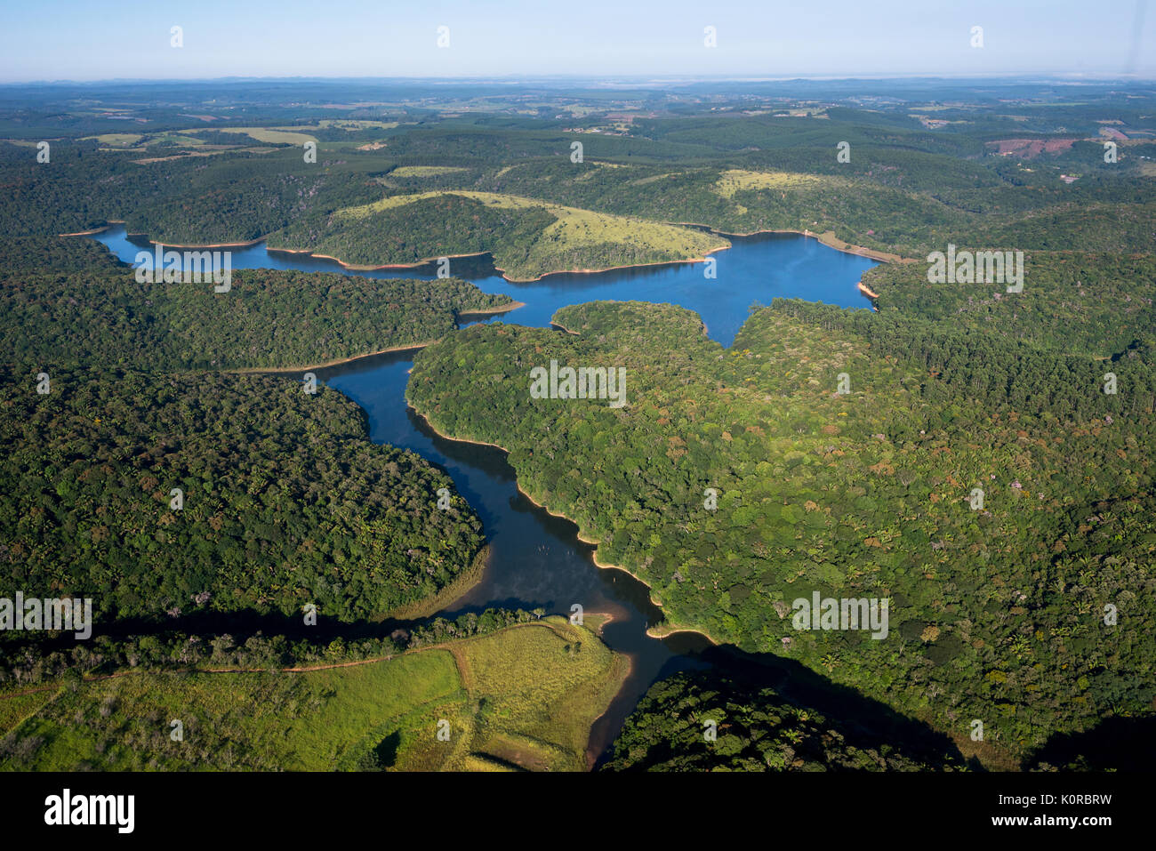 Turvinho réservoir dans la Forêt Tropicale Atlantique, pour la production d'énergie Banque D'Images
