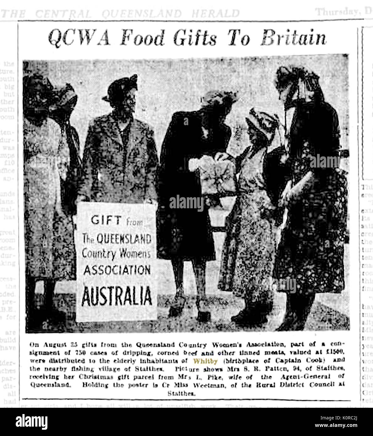 Une presse de 1949 de la coupe Echo Central Queensland (Australie) montrant les Australiens présentant un don de nourriture à la population australienne de Whitby (Yorkshire, UK) et son village voisin de Staithes, où les femmes portaient des bonnets traditionnelle 'volontaires' Banque D'Images