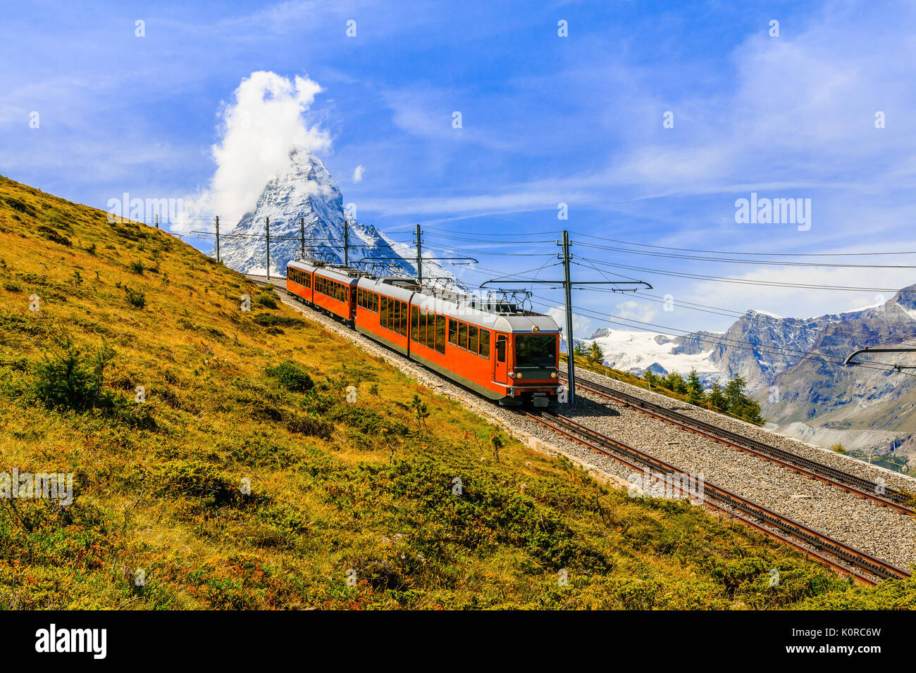 Zermatt, Suisse. Célèbre electric red train touristique en descendant de la gare du Gornergrat à Zermatt, Valais, Suisse, Europe. Banque D'Images