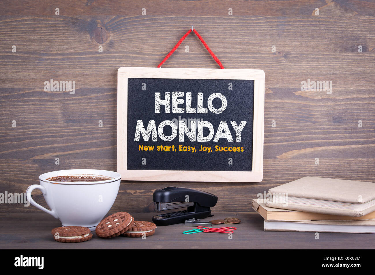 Bonjour Lundi concept. Tableau sur un fond de bois Banque D'Images
