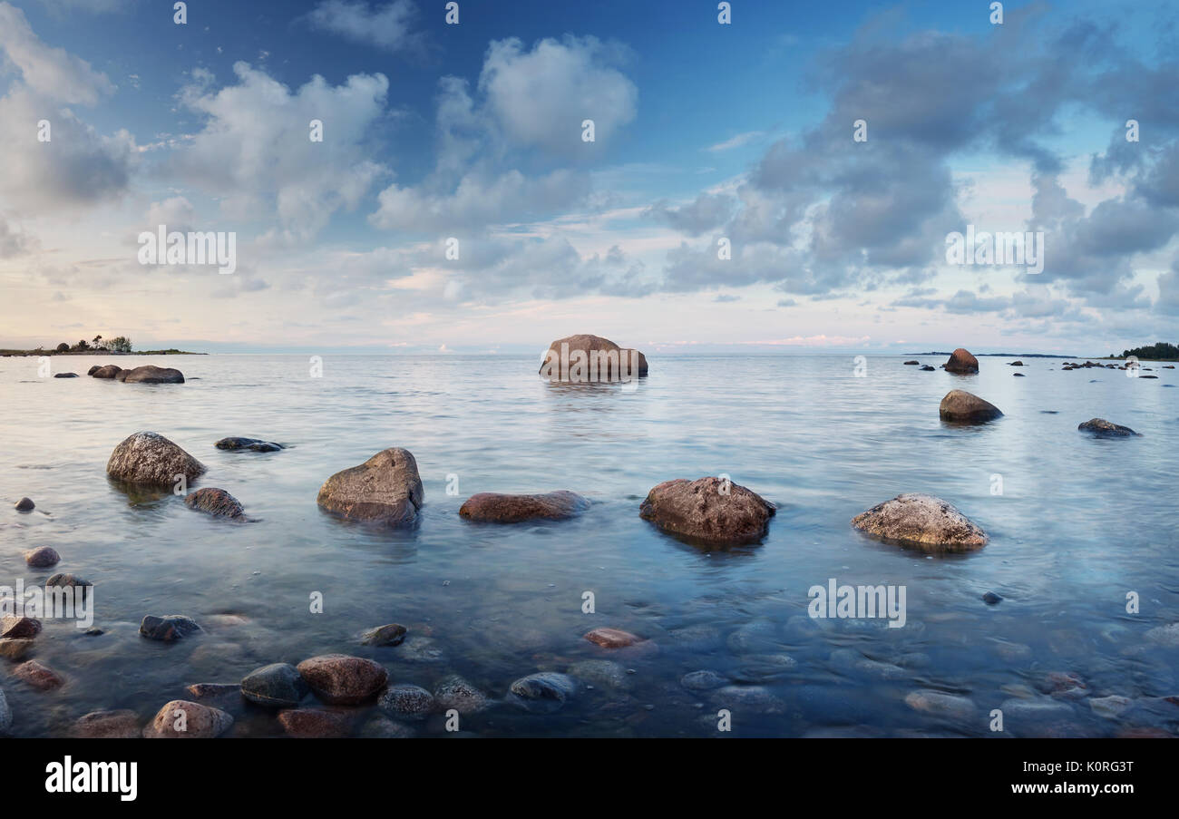 Les rivages rocailleux à la voir Banque D'Images