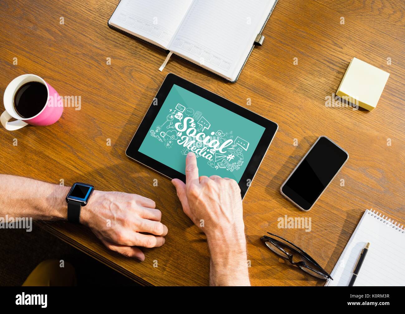 Digital composite de la table avec une tablette avec des graphiques de web sur l'écran Banque D'Images