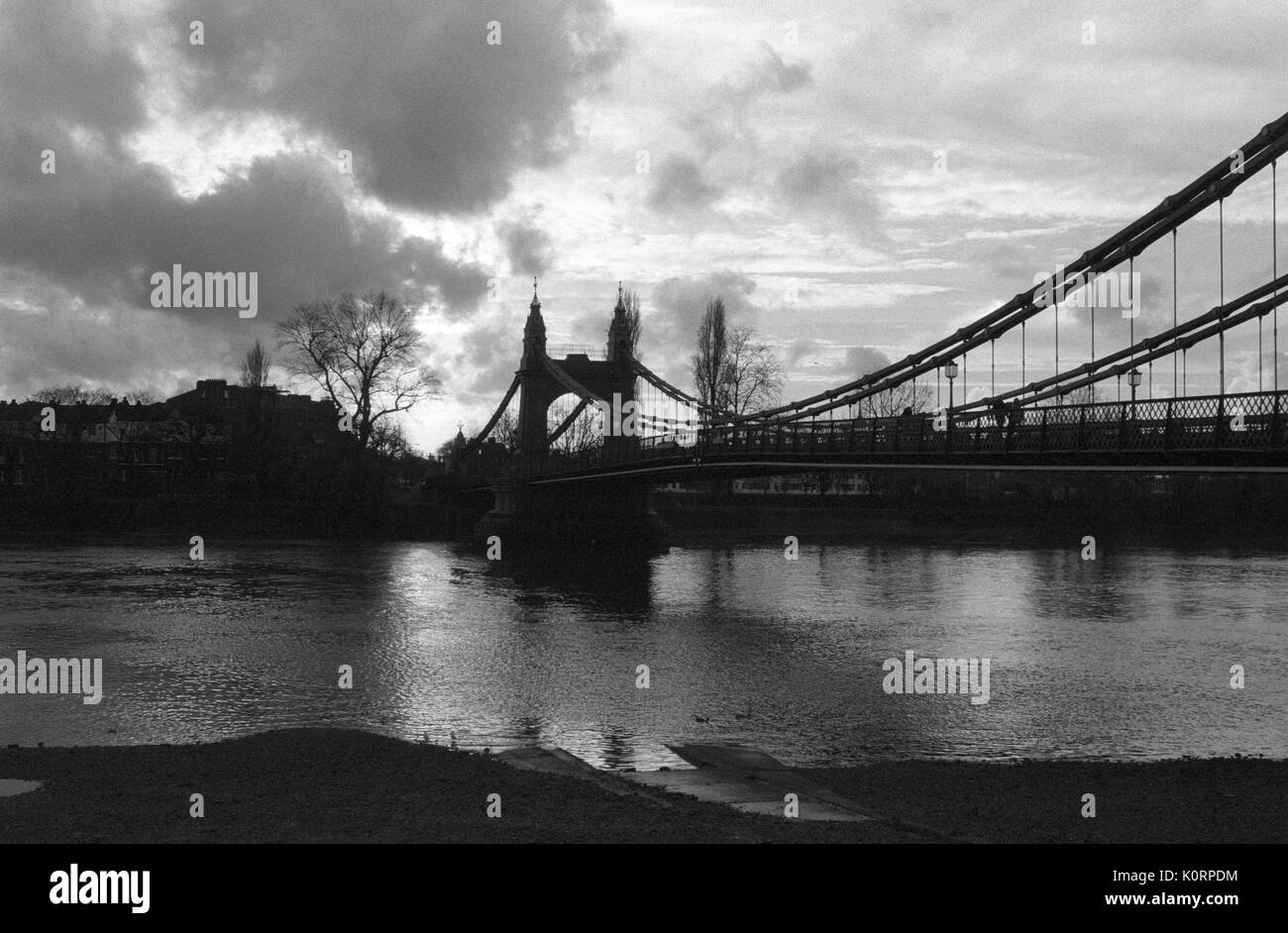 Tamise à Hammersmith Bridge sur un jour nuageux, à l'ouest de Londres, 2000 par Suzie Maeder Banque D'Images