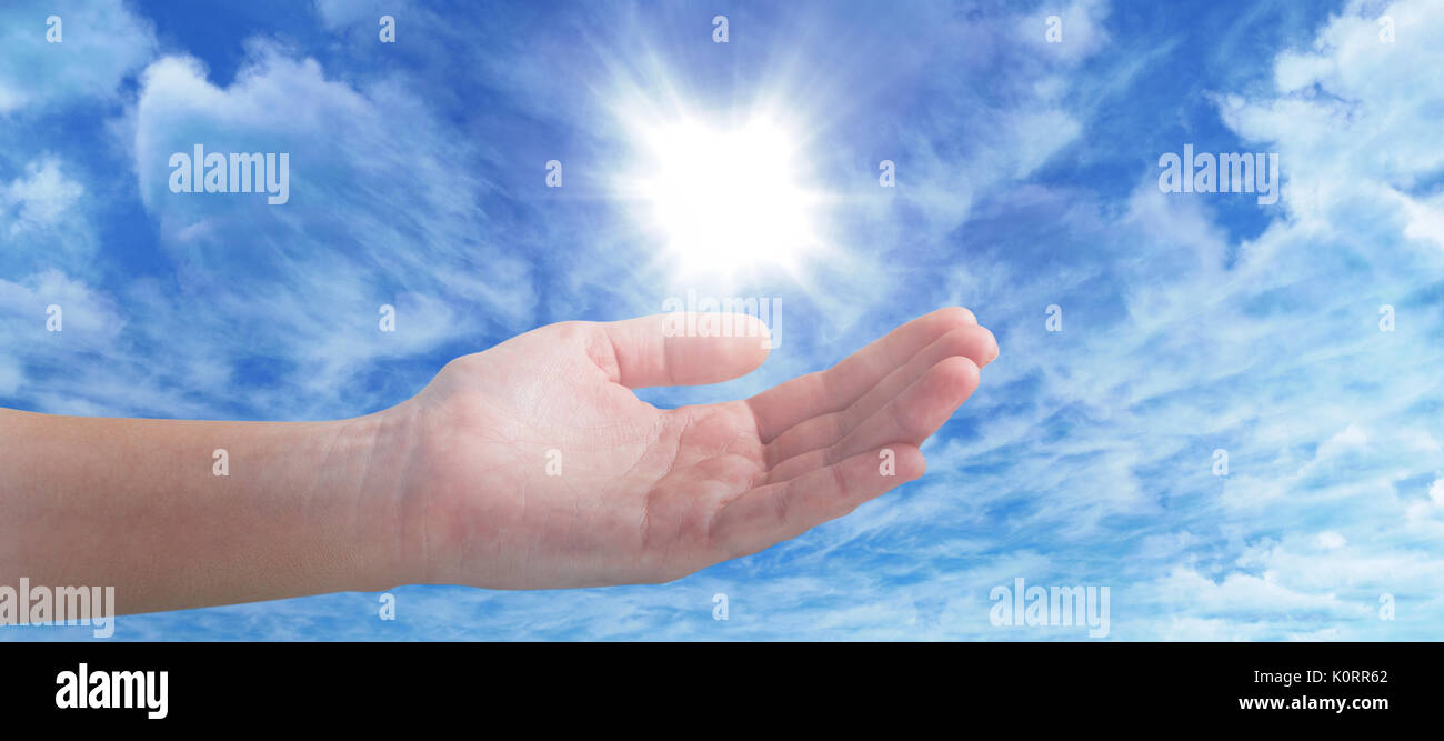 Portrait de femme à la main contre l'avis de placement couvert contre le ciel bleu Banque D'Images