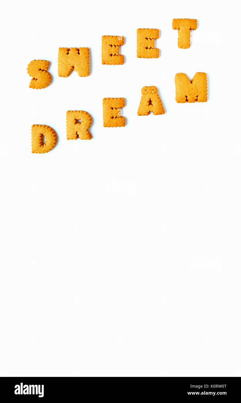 Le mot SWEET DREAM écrit avec des biscuits en forme d'alphabet sur fond blanc, avec de l'espace libre pour le texte et la conception Banque D'Images