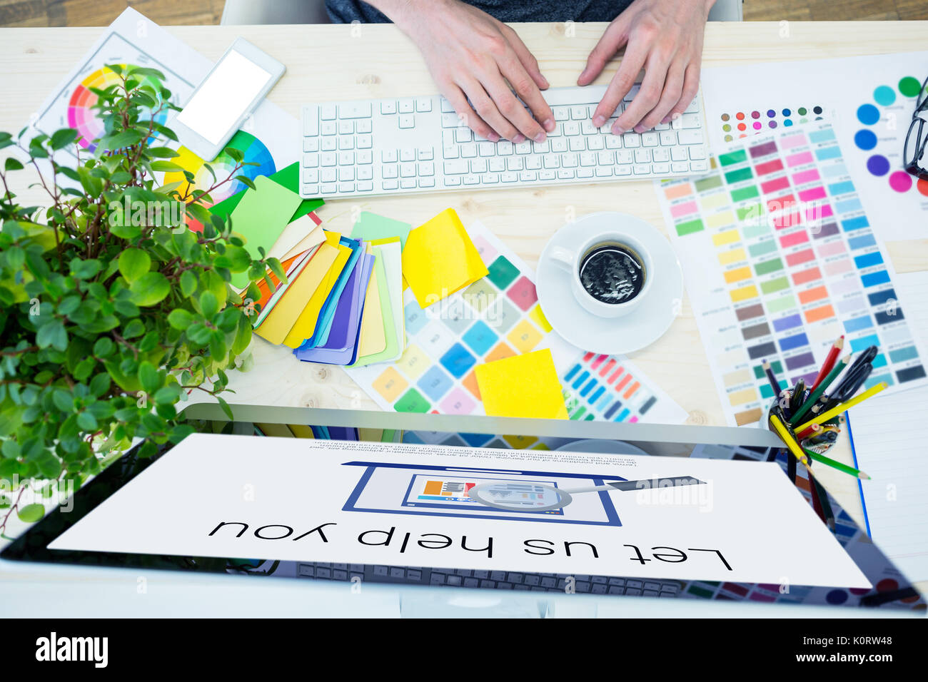 Laissez-nous vous aider à texte avec l'icône Poste de travail graphiste contre l'aide d'ordinateur au bureau Banque D'Images