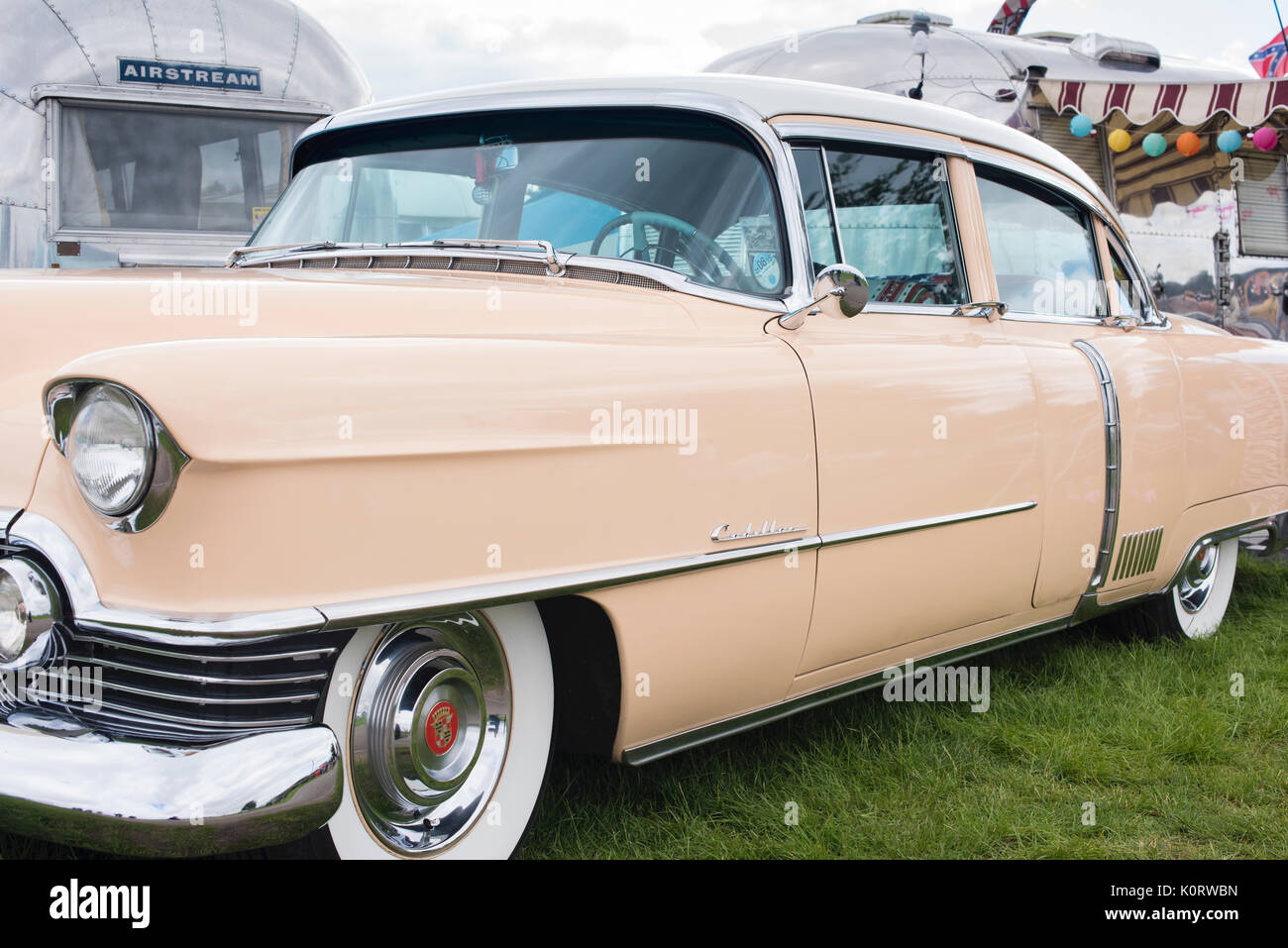 1954 cadillac américaine voiture et caravane Airstream vintage retro à un festival. UK Banque D'Images