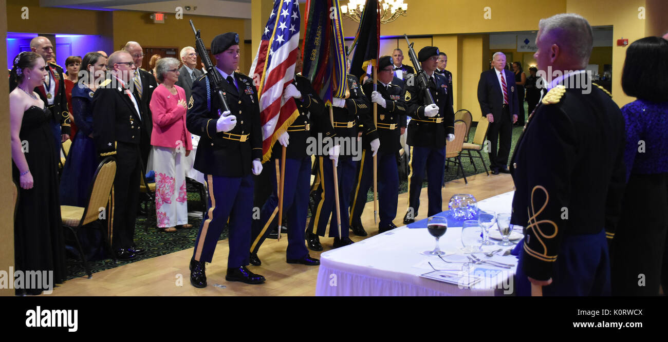La 88e Blue Devil Color Guard rend honneur au cours d'un 88e siège RSC et de l'Administration centrale dans la région de Warrens banquet de l'entreprise, au Wisconsin, le mardi 19 août, en l'honneur du 100 e anniversaire de la création de la 88e Division. Banque D'Images