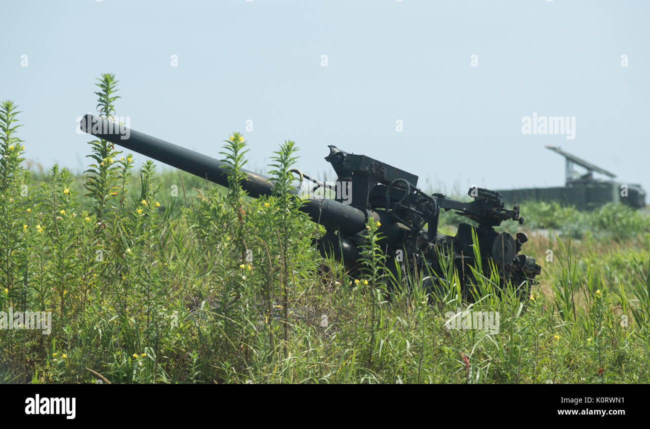 Non, une vieille arme antiaérienne se trouve sur Draughon en gamme Misawa City, Japon, le 2 août 2017. Les armes anti-aériennes simuler des cibles pour les pilotes de pratiquer leur destruction des défenses aériennes ennemies-pour solidifier leur tactique pour les scénarios du monde réel. Effectuer les contrôles de site personnel gamme autour de la zone d'enquête pour tout entretien nécessaire. (U.S. Air Force photo par un membre de la 1re classe Sadie Colbert) Banque D'Images