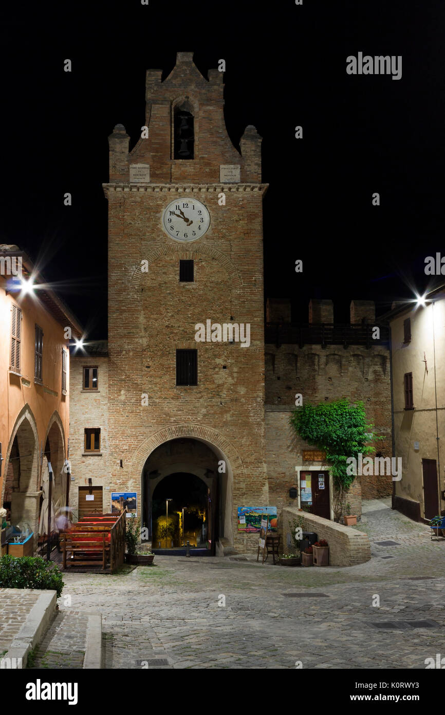 GRADARA, ITALIE - juin 2012 ; vue de la nuit de la ville médiévale. Banque D'Images