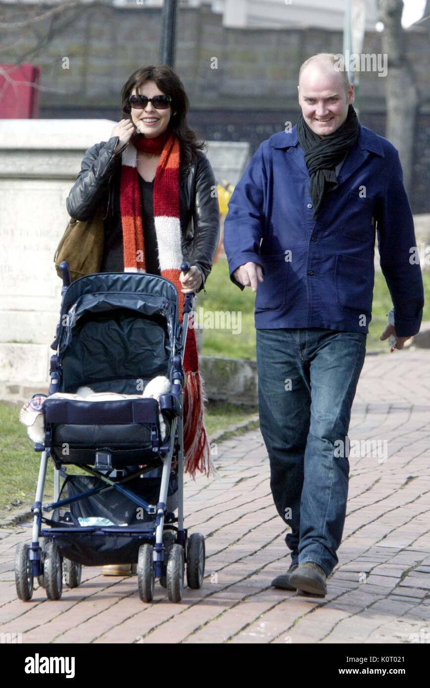 L'ACTRICE JULIE GRAHAM - STAR DE "WILLIAM ET MARY" AVEC MARTIN CLUNES - VA POUR UNE PROMENADE À TRAVERS SA VILLE NATALE BRIGHTON AVEC MARI JOSEPH BENNETT ET LEUR NOUVEAU BÉBÉ EDIE MAI. Le petit était caché sous des couvertures COMME LA FAMILLE ONT BRAVÉ LE FROID POUR PRENDRE LEUR CHIEN POUR UNE PROMENADE. Banque D'Images