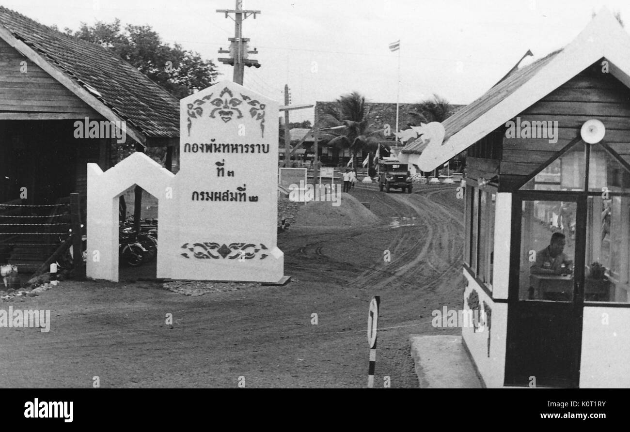 Entrée de poste de l'armée vietnamienne, couverts guard fort, avec garde, au premier plan, Vietnam, 1964. Banque D'Images