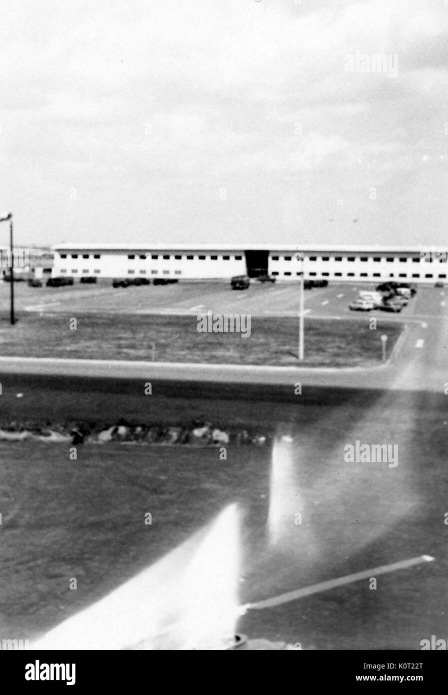 Binh long post, a deux étages bâtiment militaire américaine au Vietnam pendant la guerre du Vietnam, vue extérieure avec certains dommages à la photographie originale, 1964. Banque D'Images
