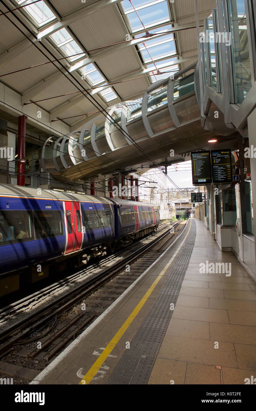 Train Thameslink jusqu'à la station de Farringdon à Londres Banque D'Images