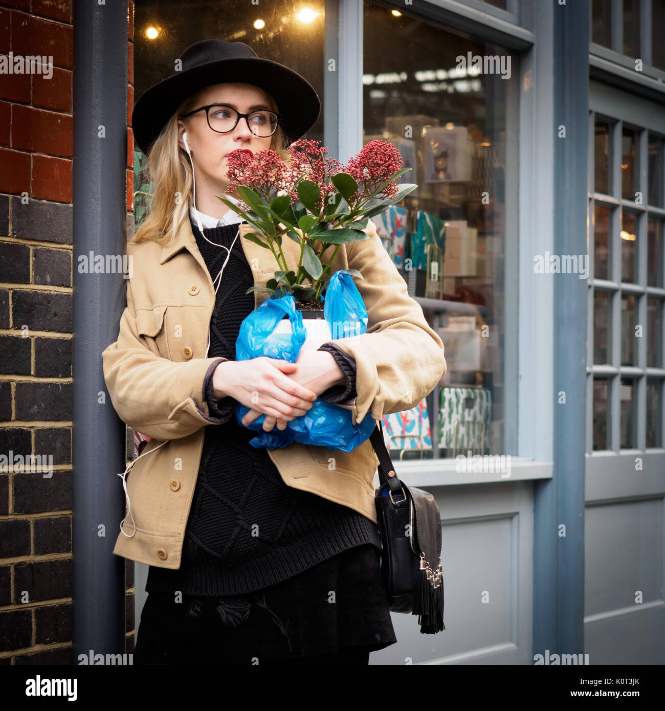 Fille aux fleurs à Spitalfield Market. Londres, 2017. Banque D'Images