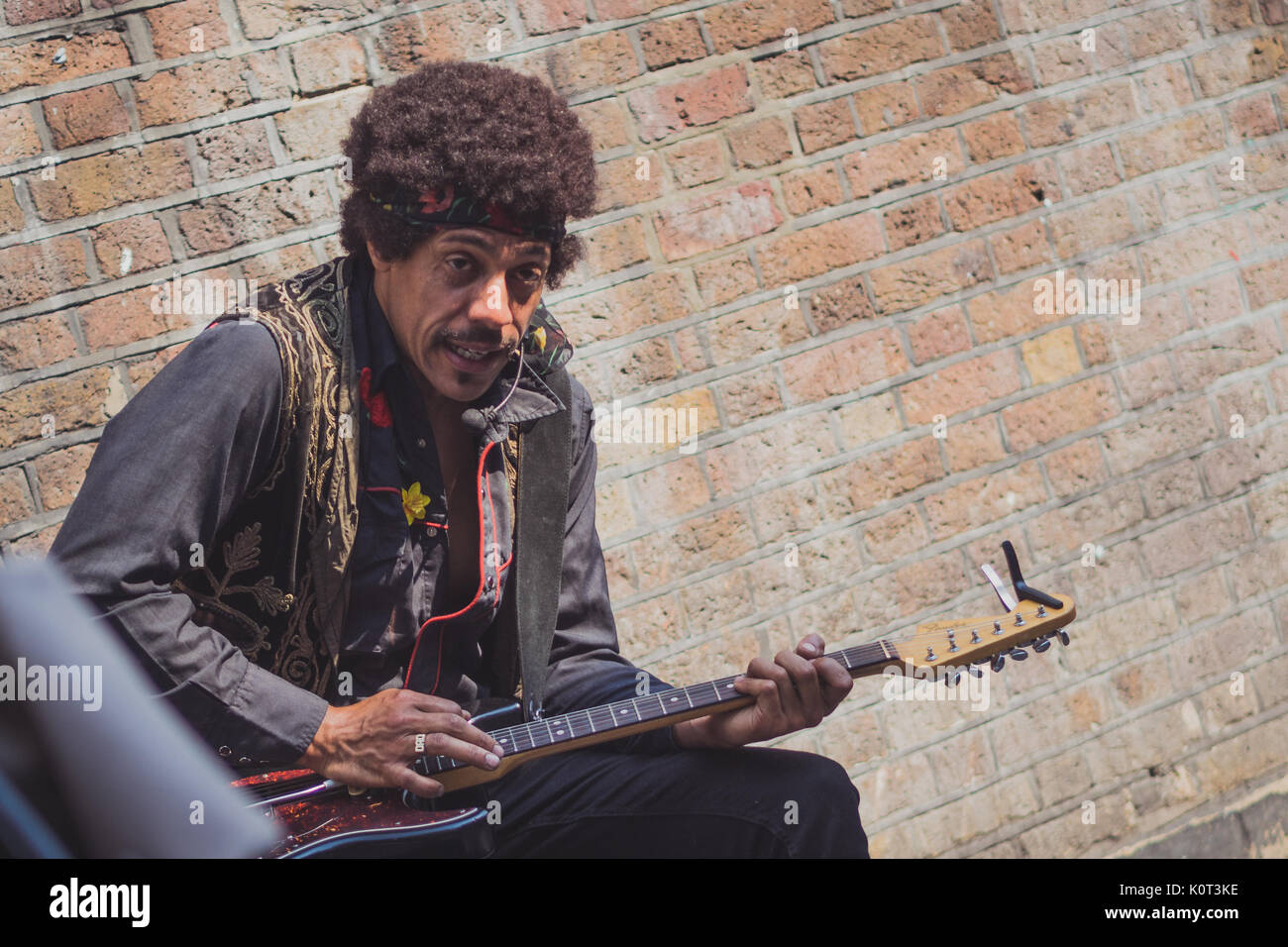 Musicien de rue dans Brick Lane. Londres, 2016. Le format paysage. Banque D'Images