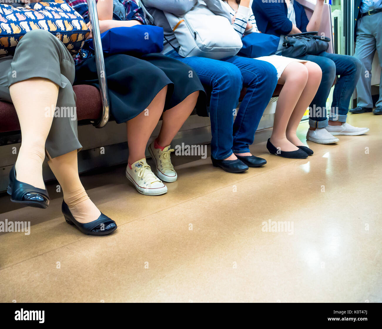 Tokyo, Japon - Jan 2, 2016 : jambes pf les gens dans un train Yamanote à Tokyo, Japon. Le système ferroviaire au Japon a une grande réputation pour la ponctualité et la sécurité Banque D'Images