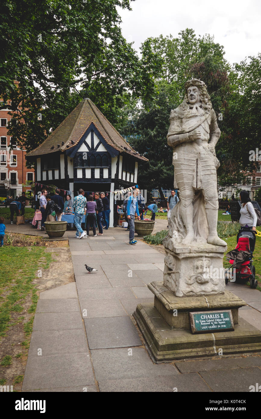 Soho Square avec le Tudor cottage et la statue de Charles II. Londres 2017. Le format Portrait. Banque D'Images
