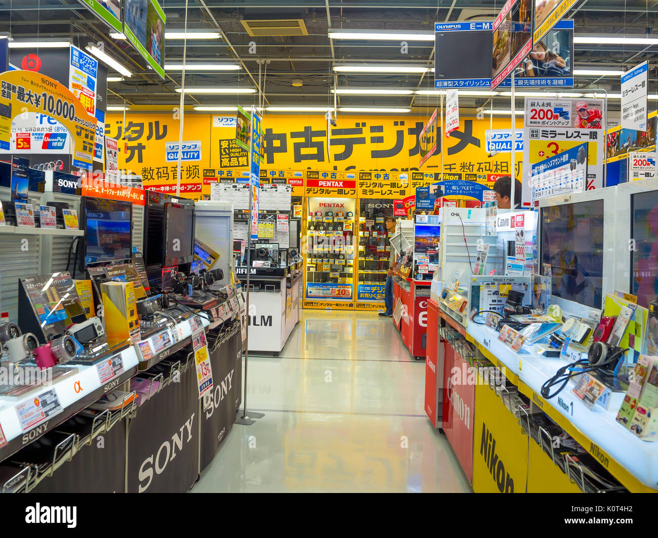 TOKYO, JAPON - 28 juin 2017 : personnes non identifiées dans l'entrée du magasin Yodobashi Camera. Yodobashi Camera est une chaîne de magasins vendant des produits électroniques principalement avec 21 magasins au Japon Banque D'Images