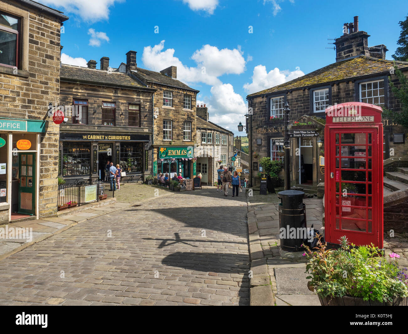 Rue principale d'Haworth en été, West Yorkshire Angleterre Banque D'Images