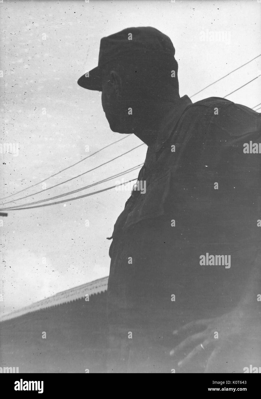 Un soldat de l'armée des États-Unis près d'un bâtiment permanent, il est debout avec son corps et la tête se détourna de la photographe, Vietnam, 1967. Banque D'Images