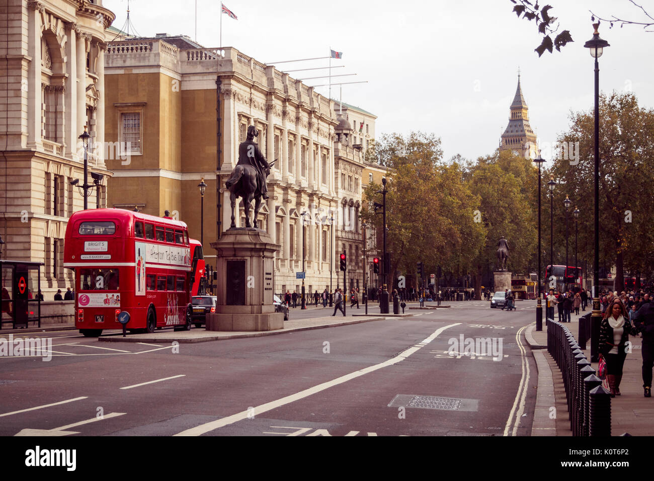 Bus d'époque dans Whitehall. Londres, 2016. Le format paysage. Banque D'Images