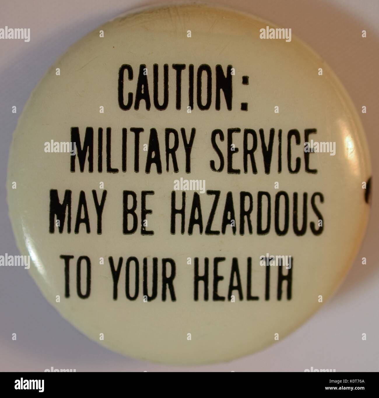 Une protestation contre la broche qui se lit "Attention : service militaire peuvent être dangereux pour votre santé", 1968. Banque D'Images