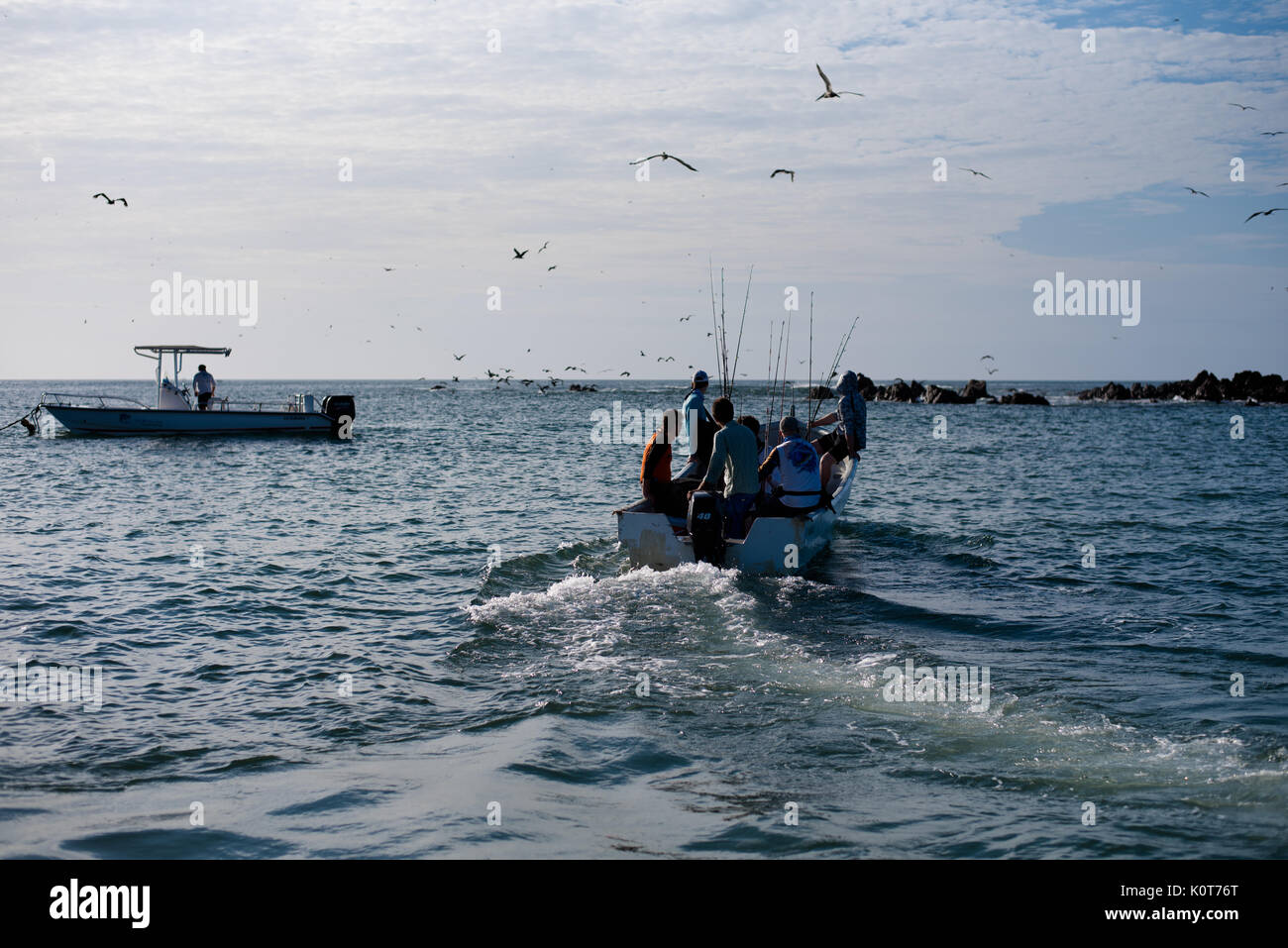 Les pêcheurs sur leur façon de les bateaux Banque D'Images