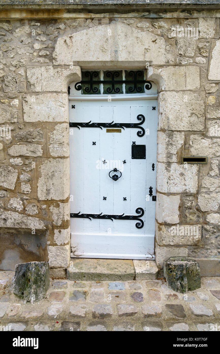 Une entrée d'une structure médiévale a été modifié pour accueillir une porte à la main à Provins, France. Banque D'Images