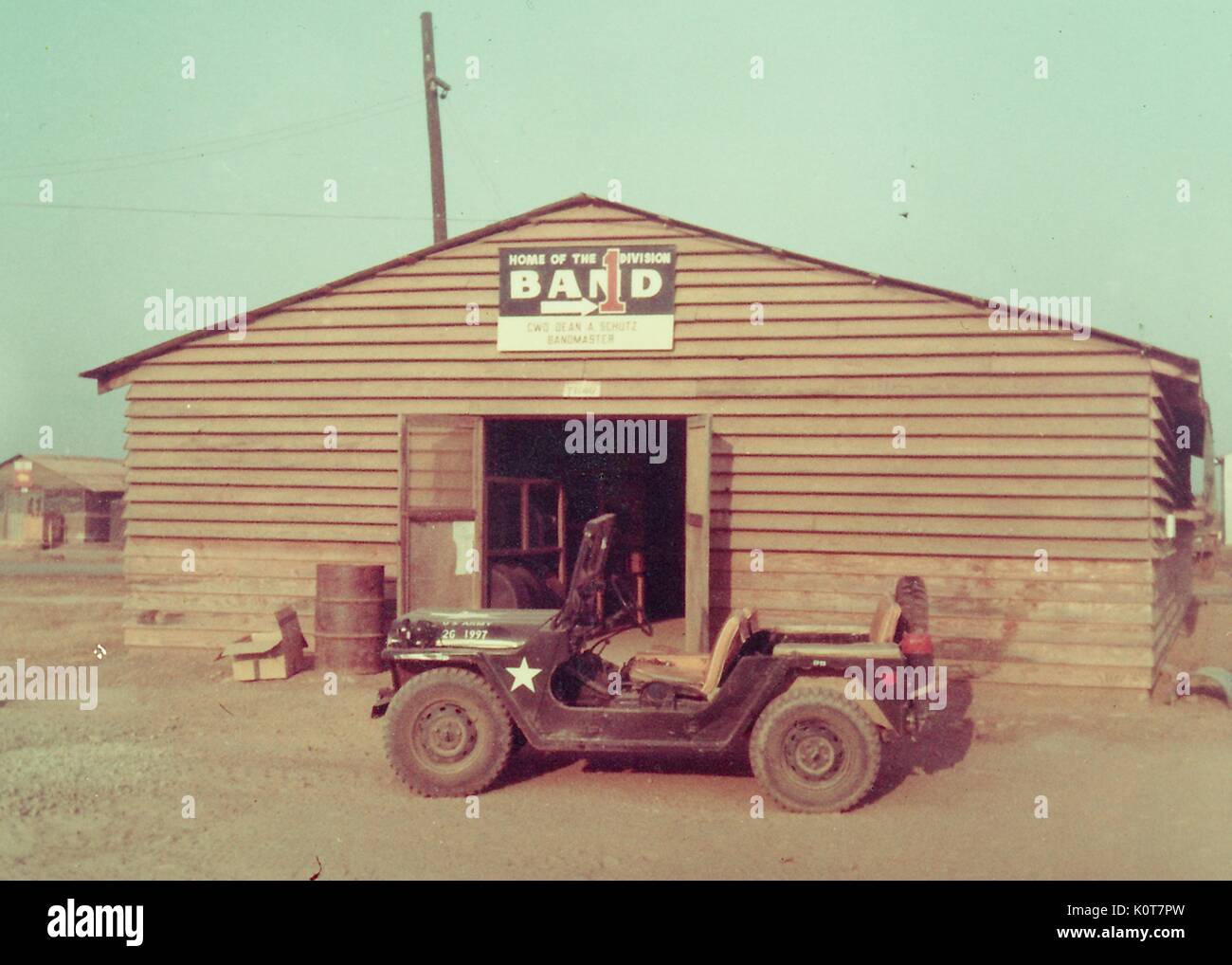 Logements de la caserne de la 1ère Division d'infanterie de la bande l'armée américaine pendant la guerre du Vietnam, avec une Jeep garée devant, Vietnam, 1970. Banque D'Images