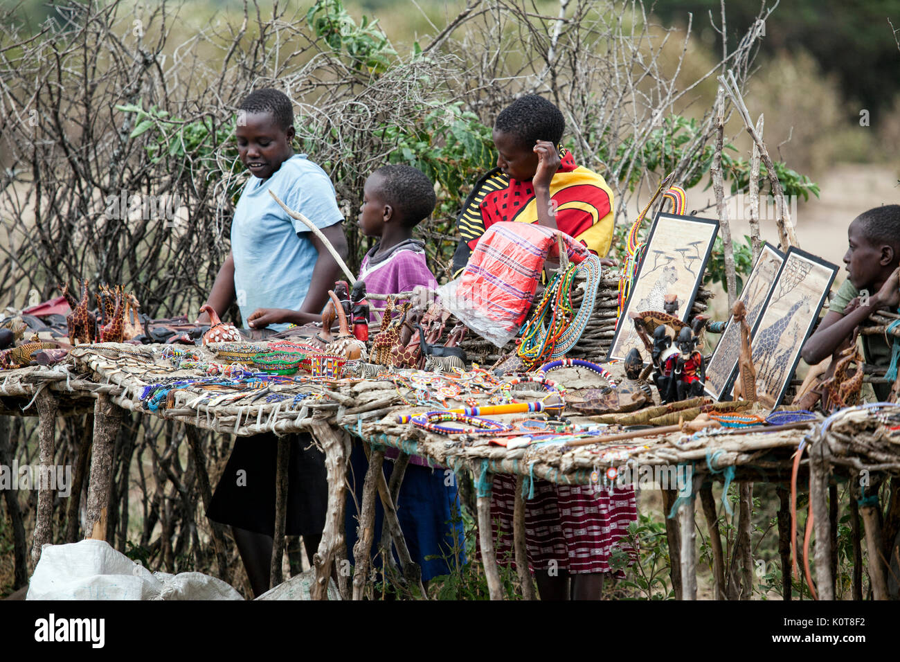 Petit marché Masai village bordée de marchandises d'artisanat, Kenya, Afrique. Banque D'Images