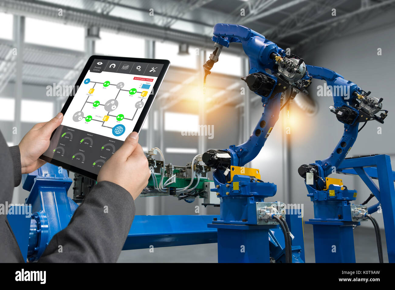 La main à l'aide de tablet, ingénieur automatisation lourde machine bras de robot industriel usine intelligente en temps réel tablette avec système de surveillance de processus app Banque D'Images