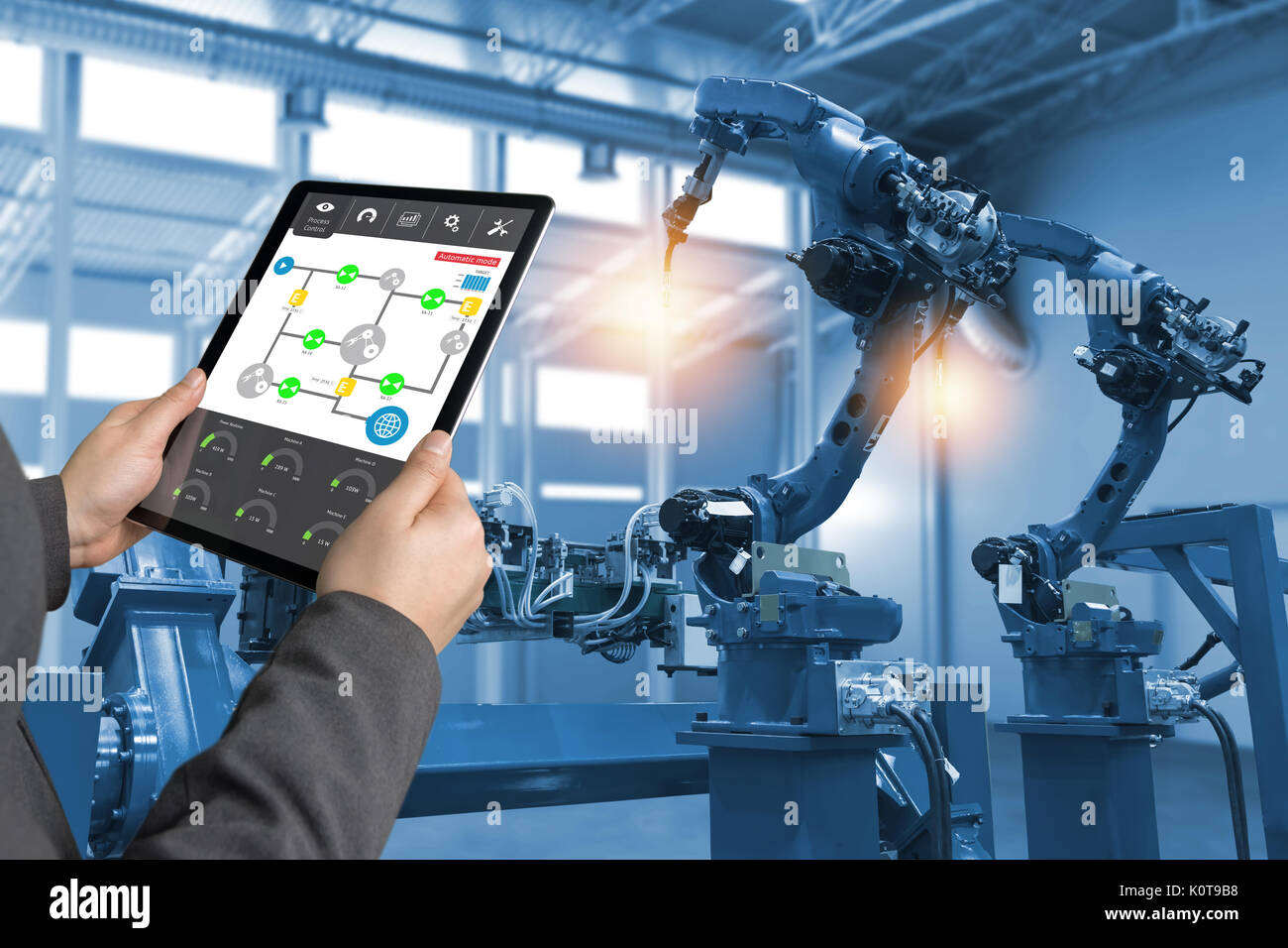 La main à l'aide de tablet, ingénieur automatisation lourde machine bras de robot industriel usine intelligente en temps réel tablette avec système de surveillance de processus app Banque D'Images