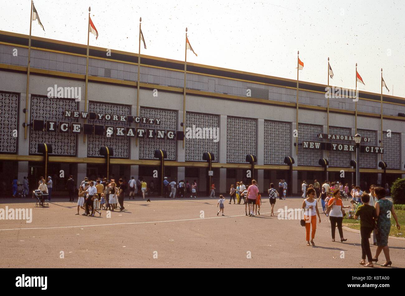 Scène d'été, les visiteurs à pied par l'entrée de la ville de New York pavilion bâtiment dans Flushing Meadows Park, Queens, New York, juin, 1967. les signes en dehors de l'ancienne attraction de la foire mondiale de la publicité une piscine patinoire et panorama géant de la ville de New York. Banque D'Images