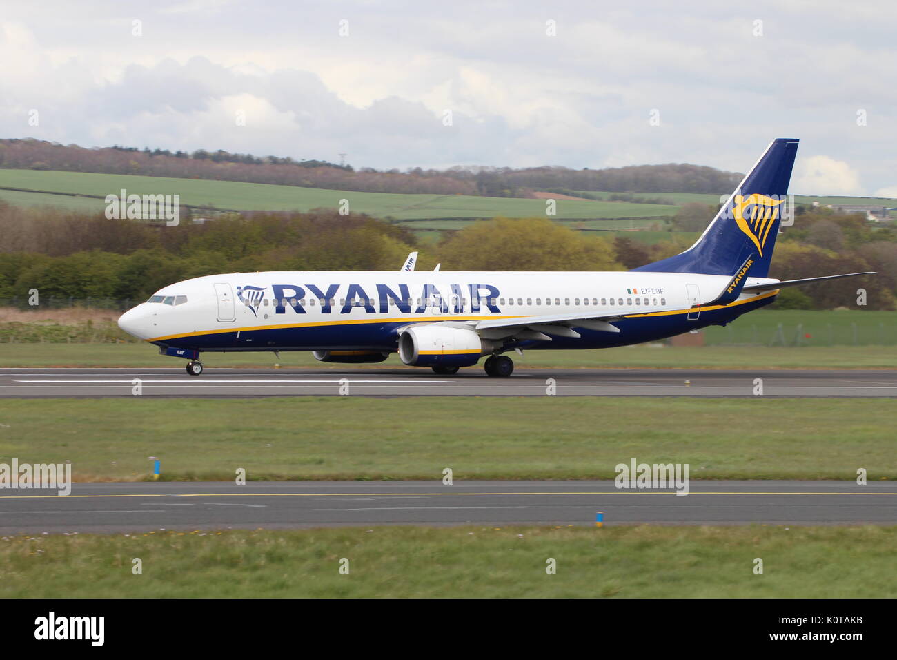 EI-EBF, un Boeing 737-8comme exploité par Ryanair à l'Aéroport International de Prestwick, dans l'Ayrshire. Banque D'Images