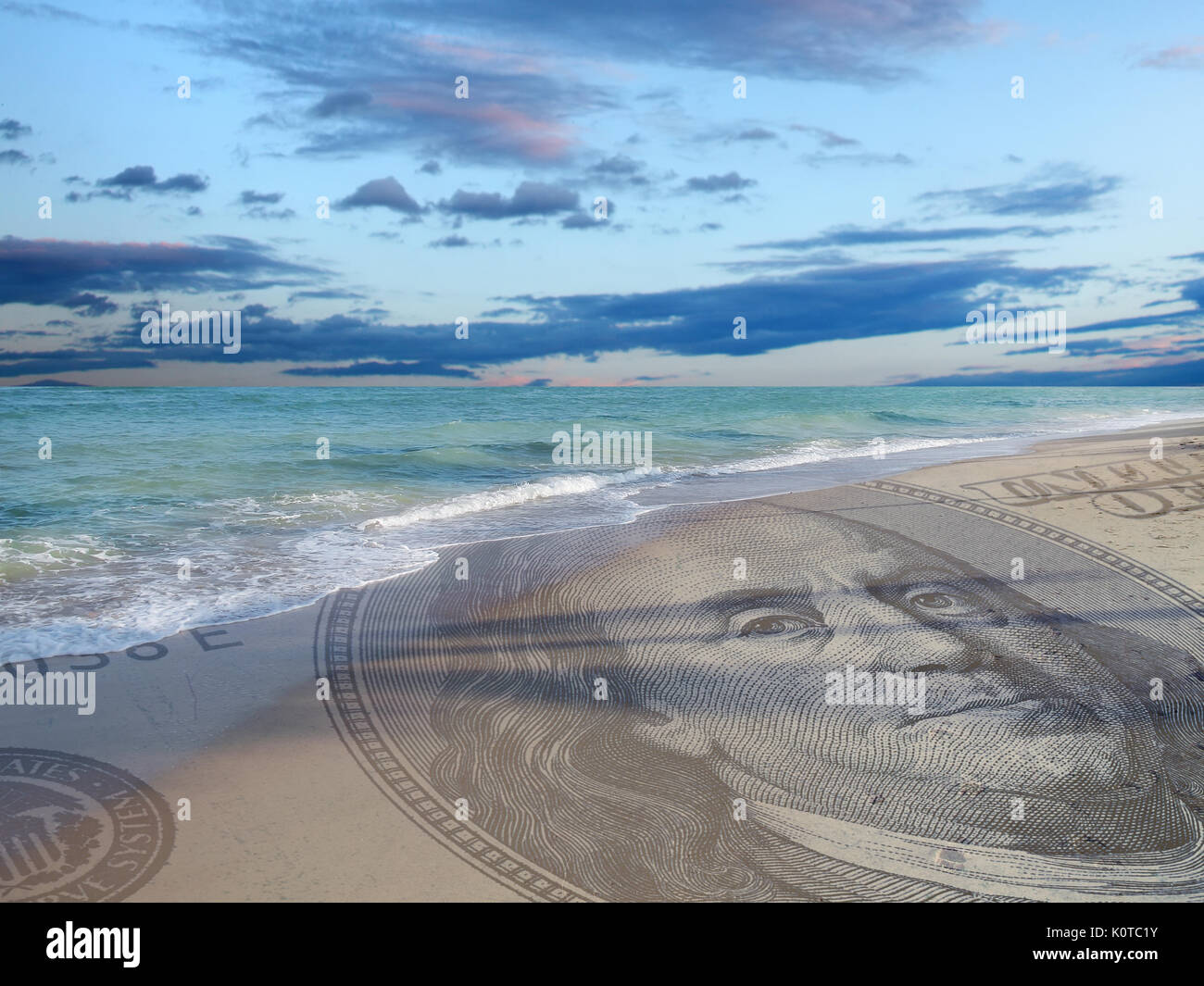 Image conceptuelle d'une centaine d'US dollar bill on sandy beach Banque D'Images